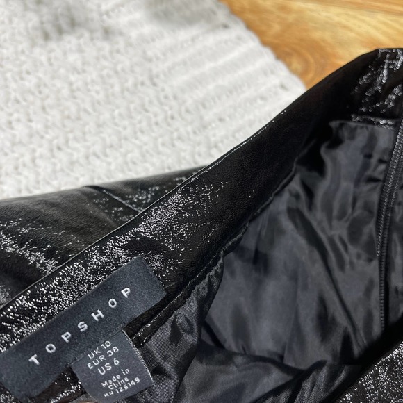 Topshop SZ 6 black faux leather skirt - Picture 2 of 7
